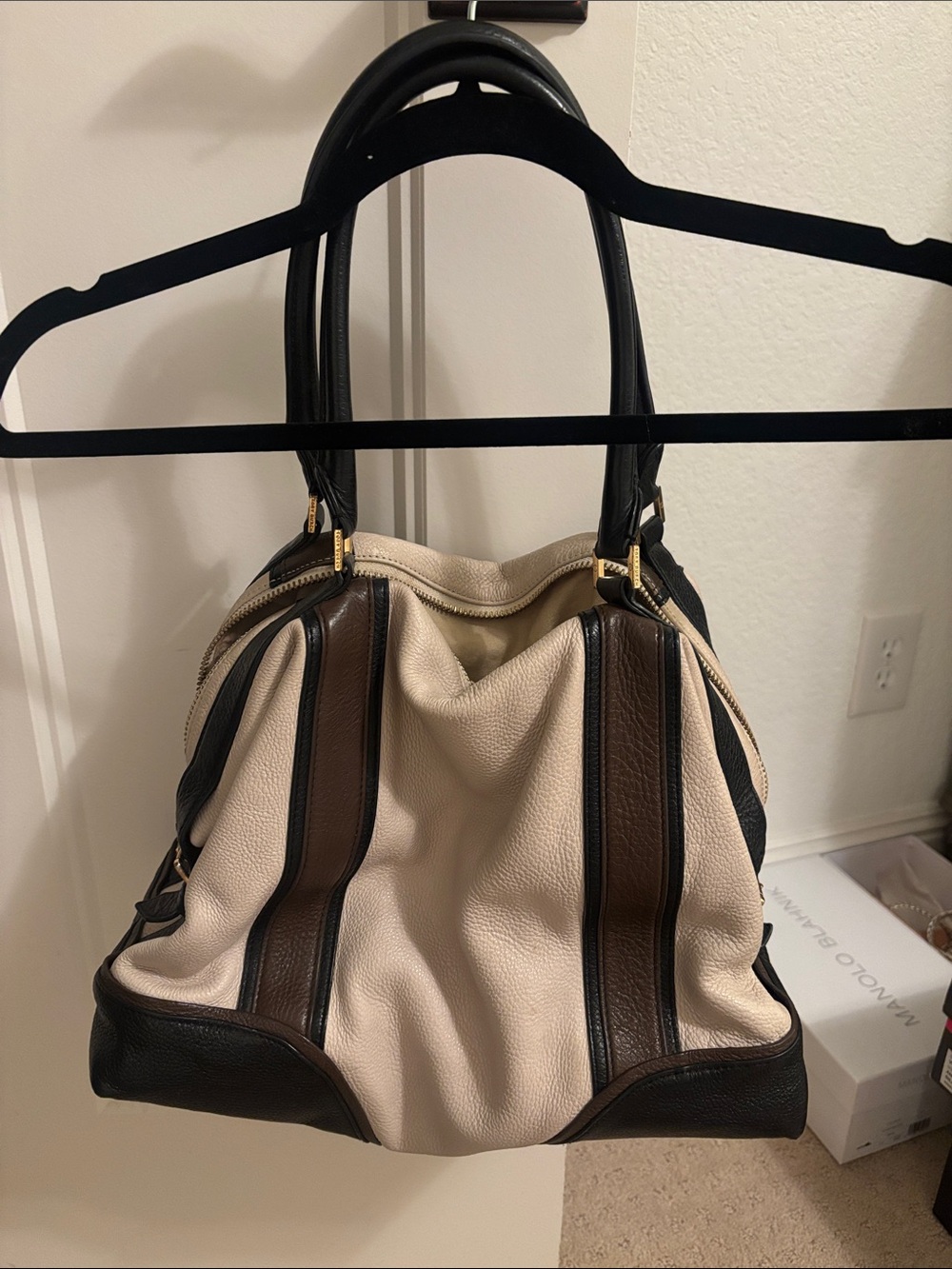 Tory Burch Cream and Brown Pebbled Leather Shoulder Bag with Black Trim - Picture 2 of 6